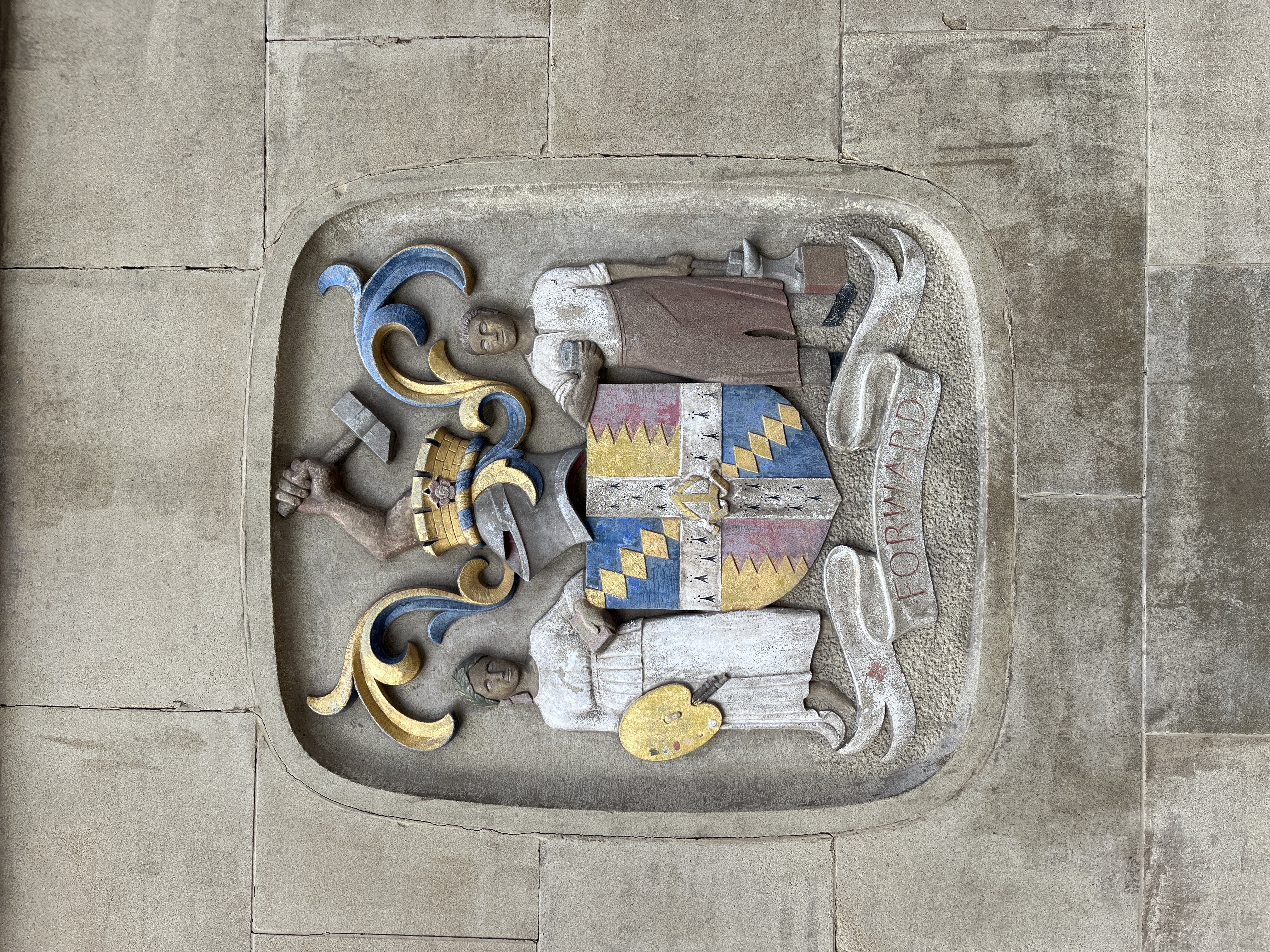a crest with the motto "forward"